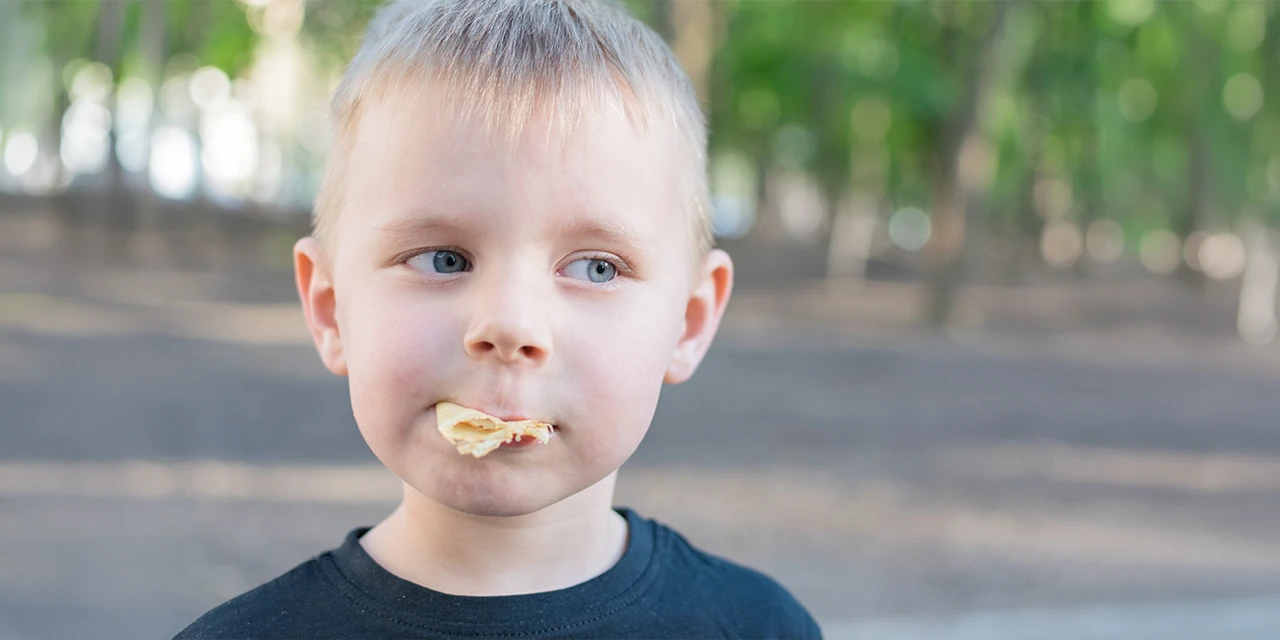 ¿Tu hijo mastica sólo por un lado? Lo que su boca puede estar intentando decirte